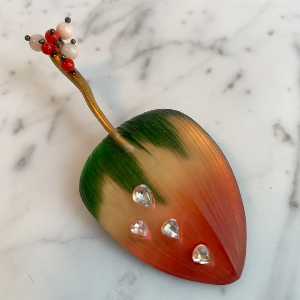 Vintage Alexis Bittar strawberry lucite brooch. - Picture 8 of 8
